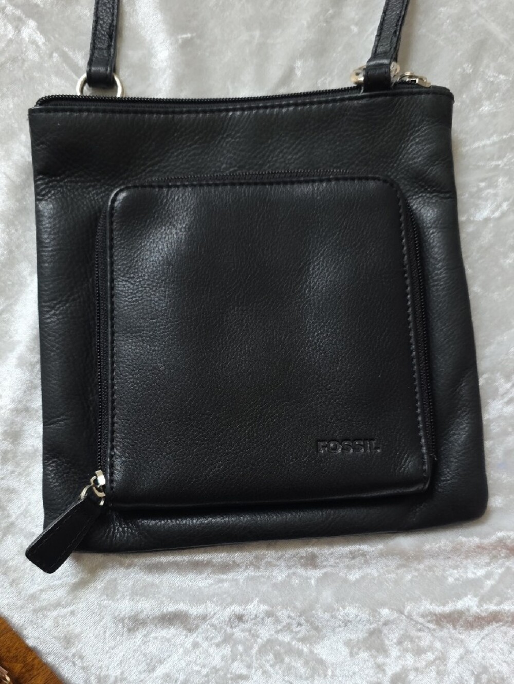 Fossil Vintage Black Leather Travel Friendly Crossbody Bag with Front Zip Pocket - Picture 3 of 8